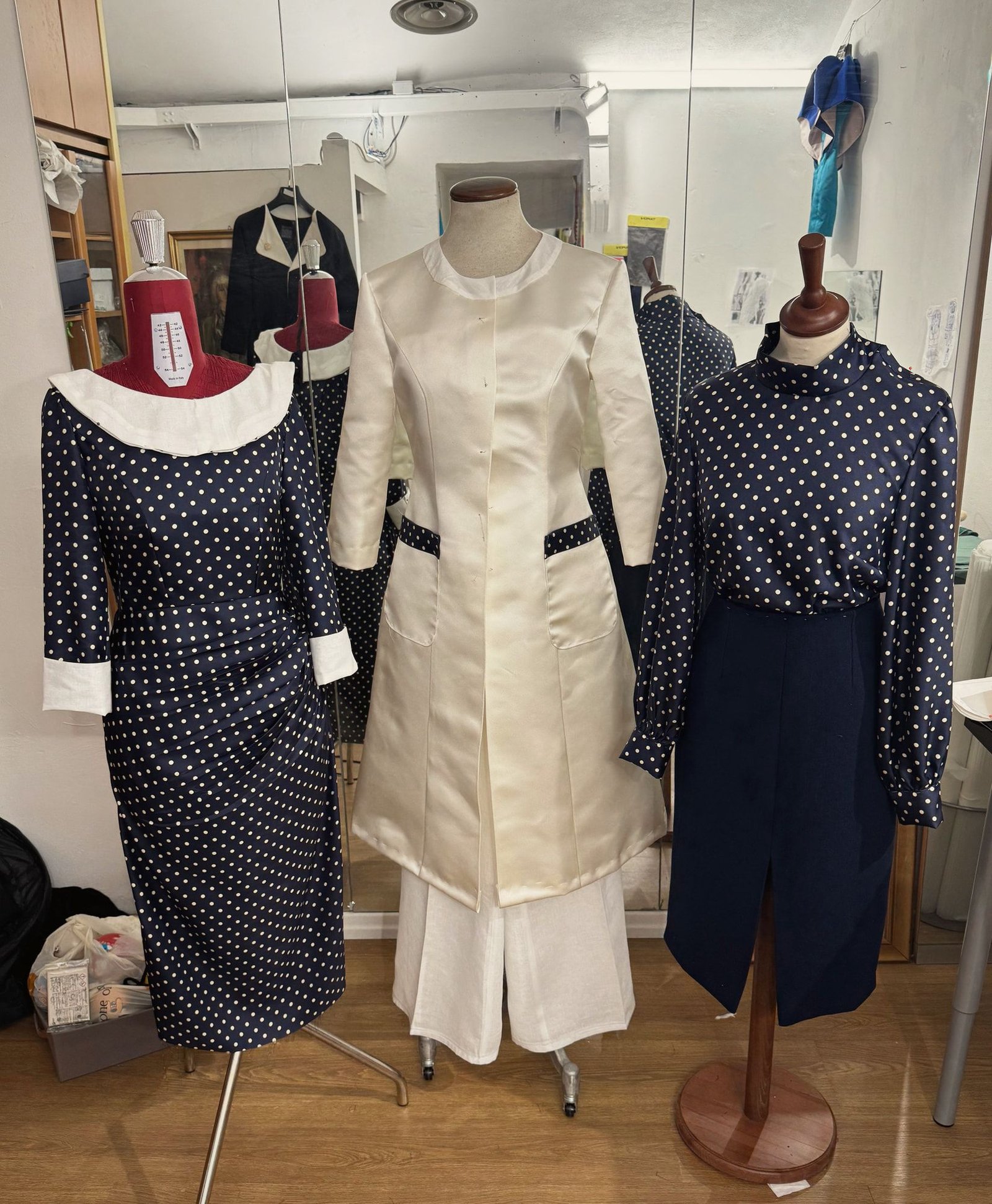 Abiti a pois e cappotto bianco