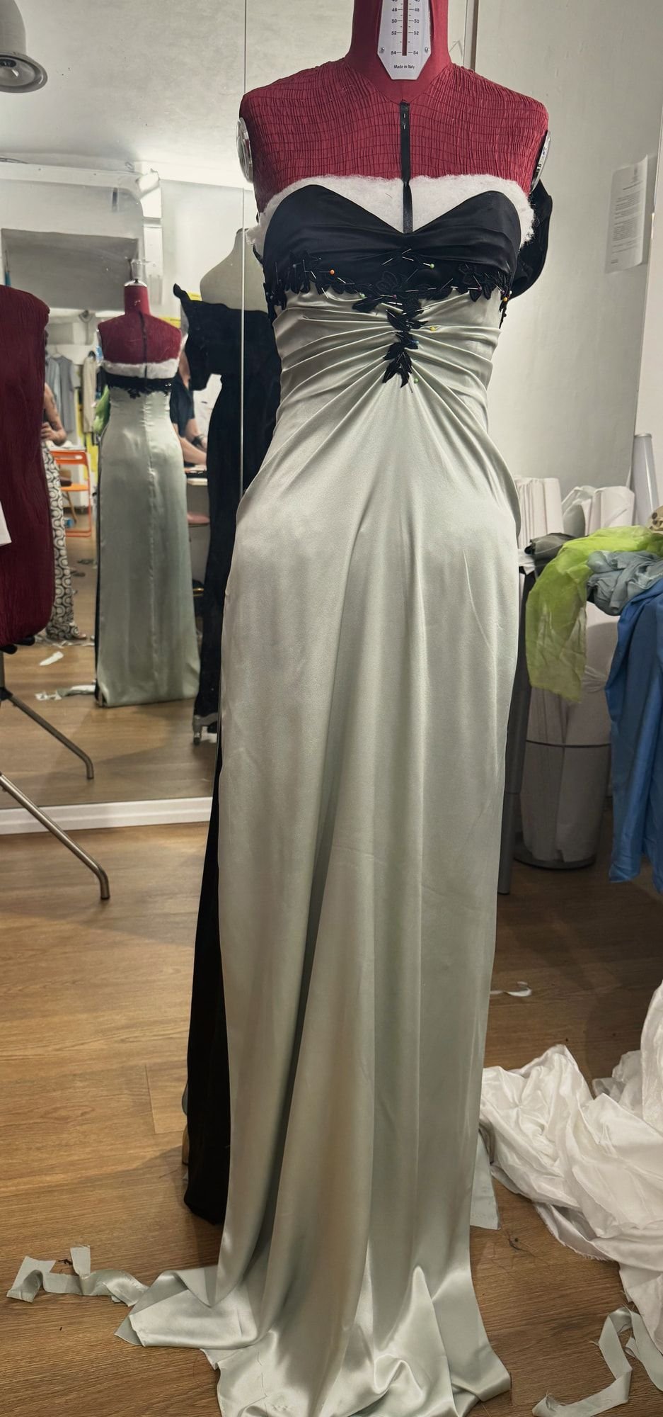 Abito in raso salvia con bustier nero