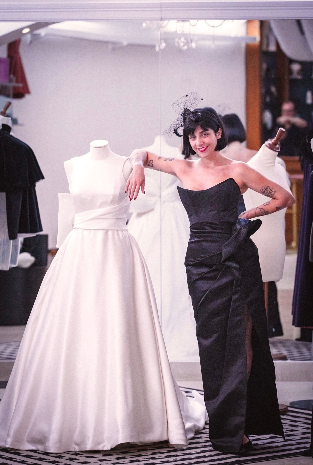 Abito da sposa su manichino in atelier