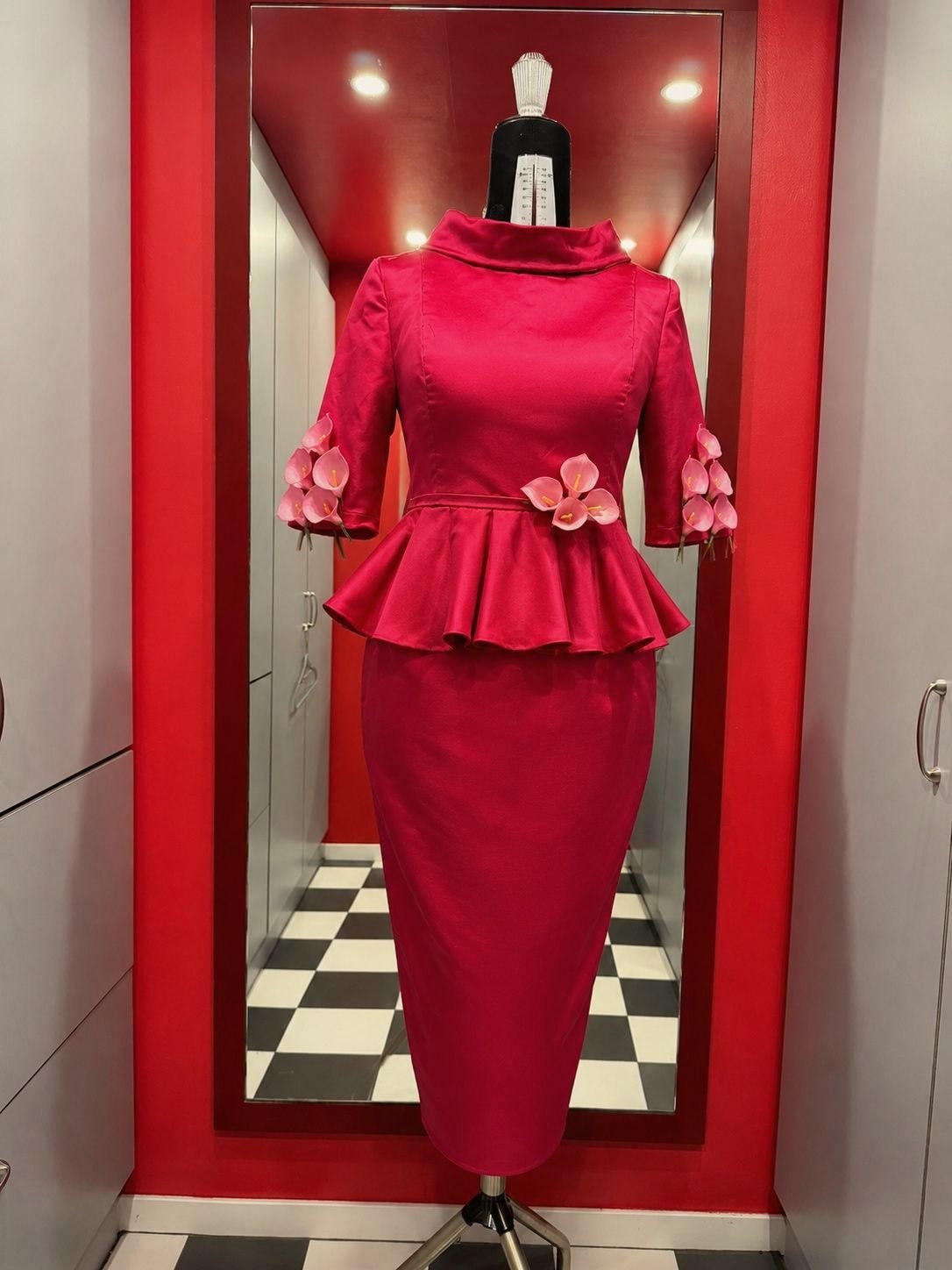 Tailleur fucsia con peplo e fiori applicati